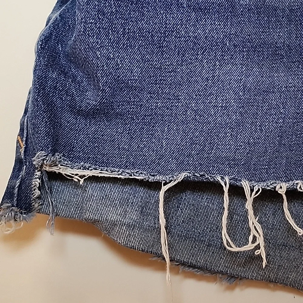 Good American '90s Cutoff Distressed Denim Shorts Blue Size 16